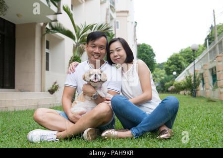 Quel beau couple asiatique avec chien shih tzu Banque D'Images