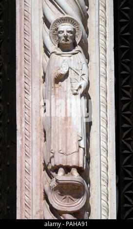 Saint Pierre de Vérone, statue sur la façade de l'Église Sainte-anastasie à Vérone, Italie Banque D'Images