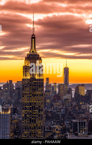 Vue de dessus au coucher du soleil de l'Empire State Building avec One World Trade Center à l'arrière-plan, Manhattan, New York, USA Banque D'Images