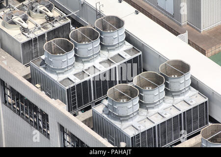 Sortie d'air de climatisation industrielle et unités de ventilation. Toit de gratte-ciel à Kobe, au Japon. Banque D'Images