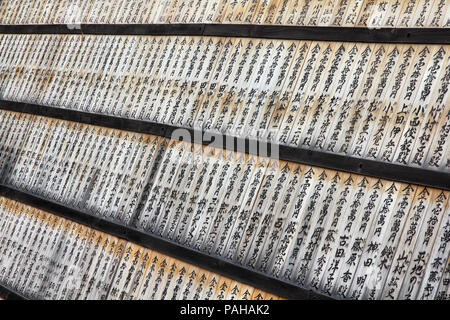 Nara, Japon - ema la prière des plaques. Des tablettes de bois avec tient typique de la religion Shinto japonais. Banque D'Images