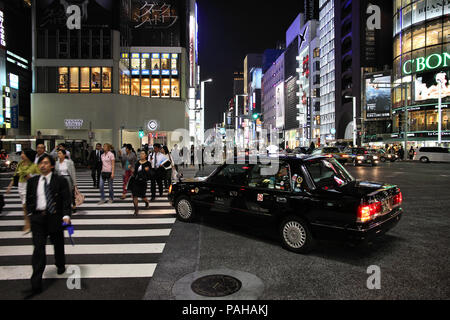 TOKYO - 8 mai : l'éclairage soirée à Ginza, le 8 mai 2012 à Tokyo. Ginza est reconnu comme l'un des plus luxueux quartiers de magasinage dans le monde Banque D'Images