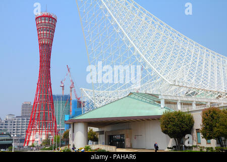 KOBE, JAPON - 24 avril : Les visiteurs marchent à côté de Kobe port Tower le 24 avril 2012 à Kobe, au Japon. La tour inhabituel est 108m de haut et est Kobe Banque D'Images