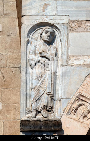 Saint Roland, statue sur le portail de la cathédrale dédiée à la Vierge Marie sous le nom de Santa Maria Matricolare de Vérone Banque D'Images