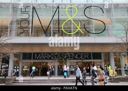 MANCHESTER, ANGLETERRE - 22 avril : personnes visitent Marks & Spencer le 22 avril 2013 à Manchester, au Royaume-Uni. M&S est un important détaillant avec 1 010 magasins dans 41 pays Banque D'Images