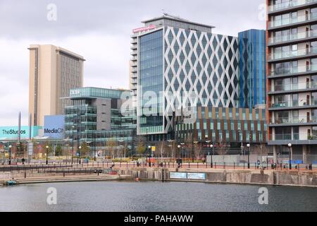 MANCHESTER, ANGLETERRE - 22 avril : personnes visitent MediaCityUK le 22 avril 2013 à Manchester, au Royaume-Uni. MediaCityUK est un développement de 200 acres en 2011, utilisé Banque D'Images