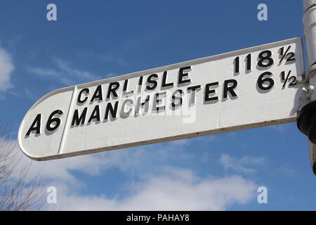 Road sign in England : A6 route de Carlisle et de Manchester. Les distances en miles. Banque D'Images