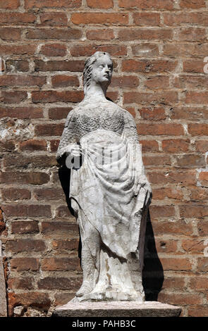 Statue féminine sur le portail de Sant'Eufemia de style gothique, l'église catholique romaine à Vérone, Italie Banque D'Images