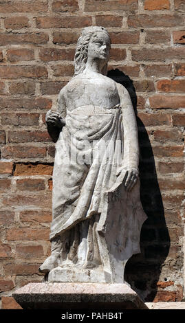 Statue féminine sur le portail de Sant'Eufemia de style gothique, l'église catholique romaine à Vérone, Italie Banque D'Images