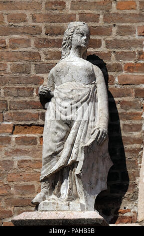 Statue féminine sur le portail de Sant'Eufemia de style gothique, l'église catholique romaine à Vérone, Italie Banque D'Images