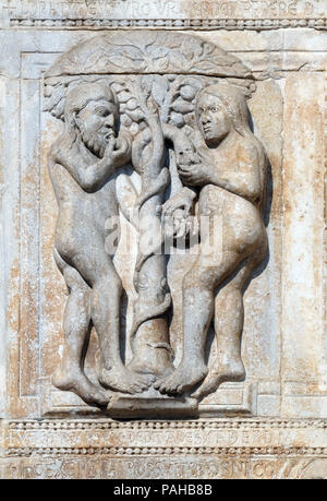 Adam et Eve mangent le fruit de l'arbre défendu, cité médiévale relief sur la façade de la Basilique de San Zeno à Vérone, Italie Banque D'Images