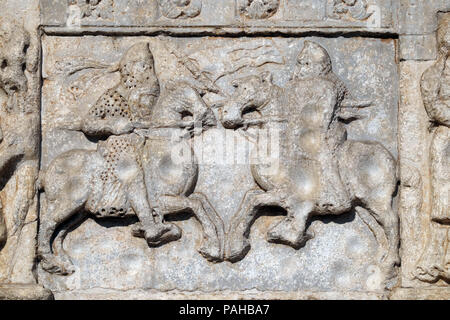 Sautoir cheval avec lance et bouclier, cité médiévale relief sur la façade de la Basilique de San Zeno à Vérone, Italie Banque D'Images