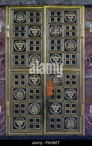 Porte de tabernacle sur l'autel principal à l'église Saint Blaise à Zagreb, Croatie Banque D'Images