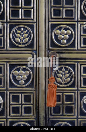 Porte de tabernacle sur l'autel principal à l'église Saint Blaise à Zagreb, Croatie Banque D'Images