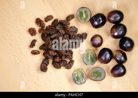 Les raisins et les raisins rouges sur un fond de bois Banque D'Images