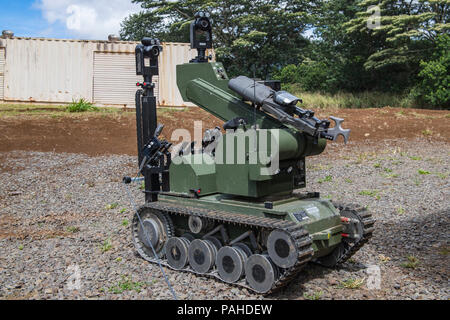 180720-O-N0842-2001 SCHOFIELD BARRACKS, Missouri (20 juillet 2018) un Canadien telerob explosifs commandés à distance et d'observation (robot tEODore) est déployée pour identifier une simulation d'engins explosifs improvisés (IED) au cours de l'exercice Rim of the Pacific (RIMPAC), 20 juillet. Vingt-cinq nations, 46 navires, 5 sous-marins, environ 200 avions et 25 000 personnes participent à l'EXERCICE RIMPAC du 27 juin au 2 août dans et autour des îles Hawaï et la Californie du Sud. Le plus grand exercice maritime international RIMPAC, fournit une formation unique tout en favorisant Banque D'Images