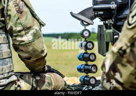 Mark 19 lance-grenades de 40 mm munition machine verrouillé et chargé au cours de l'opération d'acier froid II organisé par l'Armée US et des affaires civiles de la commande d'opérations psychologiques (Airborne), Juillet 13, 2018 at Joint Base McGuire- Dix-Lakehurst, NJ. Opération Cold Steel est l'Armée armes collectives qualification et validation afin de s'assurer de l'Armée de l'Amérique et les soldats sont formés et prêts à se déployer à court préavis dans le cadre de prêt Force X et prêt au combat et la puissance de feu meurtrière à l'appui de l'armée et nos partenaires partout dans le monde. (U.S. Photo de la réserve de l'armée Banque D'Images