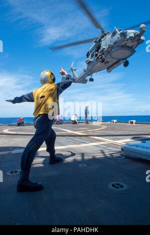 180721-N-IL318-1048 MER DES PHILIPPINES (21 juillet 2018) Maître de Manœuvre 3 Classe Aaron Mason, de Lafayette, en Indiana, les signaux d'un MH-60R Sea Hawk, affecté à l'hélicoptère "seigneurs" de grève Maritime Squadron (HSM) 51, qu'il plane au-dessus du poste de pilotage de la classe Ticonderoga croiseur lance-missiles USS ANTIETAM (CG 54) lors d'un ravitaillement en vol en hélicoptère (HIFR). Antietam est l'avant-déployés dans la 7e flotte américaine zone d'opérations à l'appui de la sécurité et de la stabilité dans la région Indo-Pacifique. (U.S. Photo par marine Spécialiste de la communication de masse 2e classe William McCann/Relea Banque D'Images