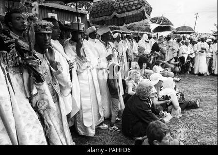 LALIBELA, ÉTHIOPIE - Sep 27, 2011 : le peuple éthiopien non identifiés avec des vêtements et des parasols au cours de la performance festival Meskel en Ehtiopi Banque D'Images