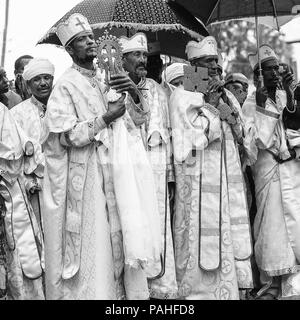 LALIBELA, ÉTHIOPIE - Sep 27, 2011 : le peuple éthiopien non identifiés avec des vêtements et des parasols au cours de la performance festival Meskel en Ehtiopi Banque D'Images