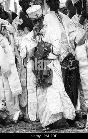 LALIBELA, ÉTHIOPIE - Sep 27, 2011 : le peuple éthiopien non identifiés avec des vêtements et des parasols au cours de la performance festival Meskel en Ehtiopi Banque D'Images