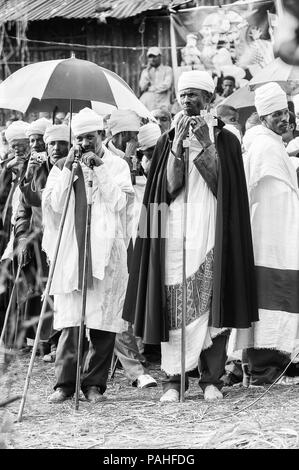 LALIBELA, ÉTHIOPIE - Sep 27, 2011 : le peuple éthiopien non identifiés avec des vêtements et des parasols au cours de la performance festival Meskel en Ehtiopi Banque D'Images