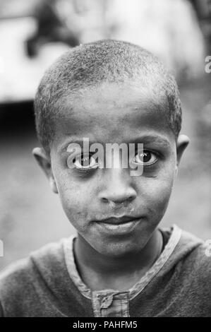 L'Éthiopie, d'Axoum - Sep 27, 2011 : Portrait d'un enfant éthiopien non identifié portant des vieux vêtements en Ethiopie, Sep.27, 2011. Les enfants en Éthiopie souffrent Banque D'Images