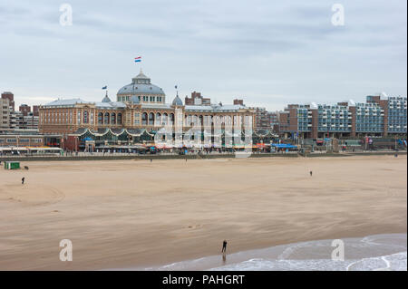 Grand Hotel Amrâth Kurhaus et plage de Scheveningen en hors-saison, La Haye, Pays-Bas. Scheveningen est une station balnéaire populaire dans le sud de la Hollande. Banque D'Images