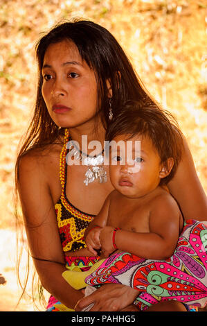 VILLAGE, LE PANAMA, le 9 janvier 2012 non identifié : native Indian woman tient son bébé sur ses mains au Panama, Jan 9, 2012. Indian Reservation est e Banque D'Images