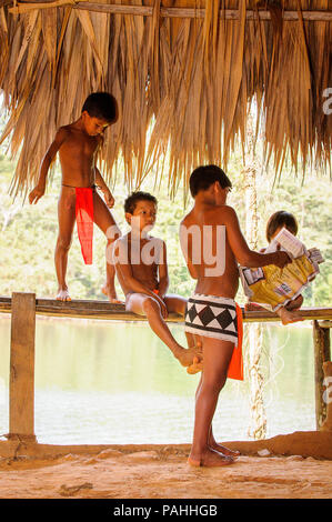 VILLAGE, LE PANAMA, le 9 janvier 2012 : les enfants indiens indigènes non identifiés dans une cabine d'Indian Reservation au Panama, Jan 9, 2012. Indian reservati Banque D'Images