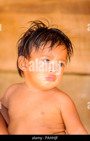 VILLAGE, LE PANAMA, le 9 janvier 2012 : Portrait d'un jeune Indien natif dans une cabine au Panama, Jan 9, 2012. Réservation indienne est le moyen de conserver Banque D'Images