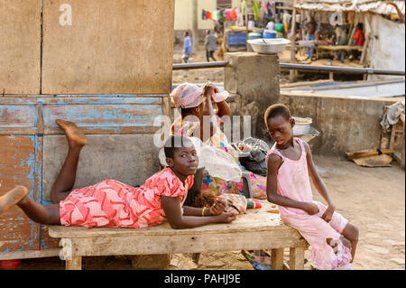 ACCRA, GHANA - 2 mars, 2012 : Ghana non identifiés personnes travaillent au marché au Ghana. Les gens souffrent de la pauvreté du Ghana en raison du contexte économique Banque D'Images