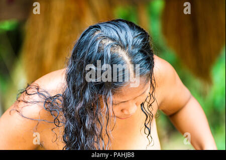 L'AMAZONIE, PÉROU - 10 NOV 2010 : une femme indigène amazonienne non identifiés. Les populations autochtones de l'Amazonie sont protégés par la COICA (Coordinateur de Indigeno Banque D'Images