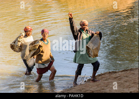 ANTANANARIVO, MADAGASCAR - 29 juin 2011 : les femmes de Madagascar non identifiés à partir de la rivière sacs porte. Les gens souffrent de la pauvreté à Madagascar en raison de la Banque D'Images