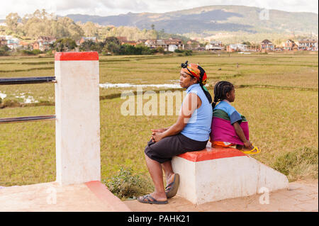 ANTANANARIVO, MADAGASCAR - 30 juin 2011 : Madagascar non identifié femme et son enfant s'asseoir et réfléchir. Les gens souffrent de la pauvreté à Madagascar en raison de la Banque D'Images