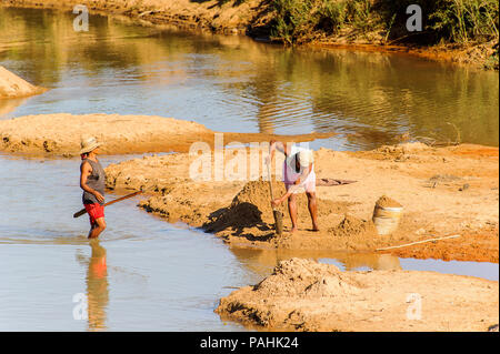 ANTANANARIVO, MADAGASCAR - 29 juin 2011 : les femmes de Madagascar non identifié remplir les sacs de sable. Les gens souffrent de la pauvreté à Madagascar en raison de l'als Banque D'Images