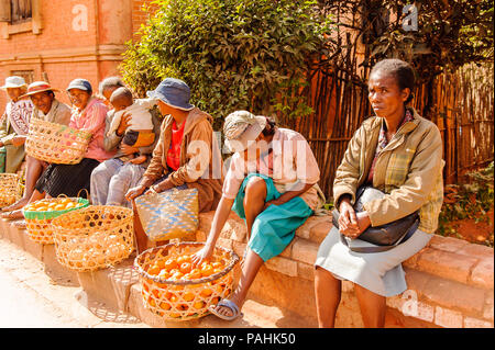 ANTANANARIVO, MADAGASCAR - 30 juin 2011 : Madagascar non identifiés des femmes vendent des pommes et autres fruits au marché. Les gens à Madagascar souffrent de pov Banque D'Images