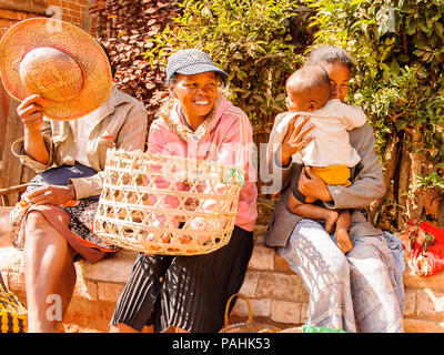 ANTANANARIVO, MADAGASCAR - 30 juin 2011 : Madagascar non identifiés des femmes vendent des pommes et autres fruits au marché. Les gens à Madagascar souffrent de pov Banque D'Images