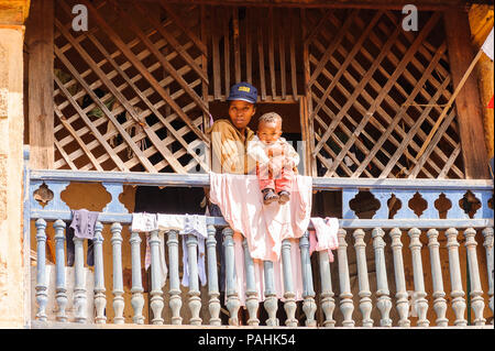 ANTANANARIVO, MADAGASCAR - 30 juin 2011 : Madagascar non identifié femme tient son petit bébé. Les gens souffrent de la pauvreté à Madagascar en raison de la lenteur Banque D'Images