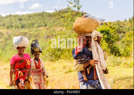 ANTANANARIVO, MADAGASCAR - 30 juin 2011 : Madagascar non identifiés femmes portent son enfant et d'autres choses de la rue. Les gens souffrent à Madagascar Banque D'Images