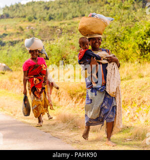 ANTANANARIVO, MADAGASCAR - 30 juin 2011 : Madagascar non identifiés femmes portent son enfant et d'autres choses de la rue. Les gens souffrent à Madagascar Banque D'Images