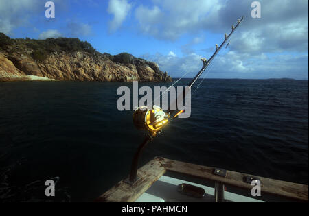 Gamefishing rig (Penn International II) sur l'arrière du bateau gamefishing sur le nord de la Grande Barrière de Corail, Queensland, Australie. Pas de PR Banque D'Images