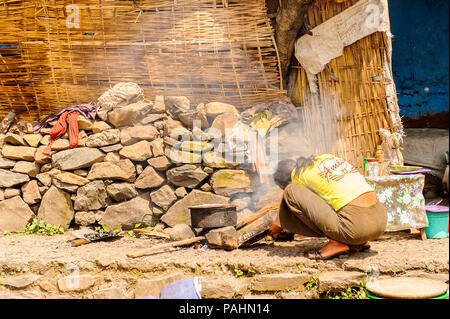 OMO, ETHIOPIE - le 21 septembre 2011 : Unidentified femme éthiopienne cuisiniers. La population en Éthiopie souffrent de la pauvreté en raison de la situation instable Banque D'Images