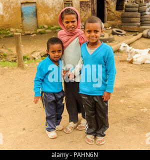 OMO, ETHIOPIE - le 22 septembre 2011 : Des enfants éthiopiens se réunissent pour faire des photos. La population en Éthiopie souffrent de la pauvreté en raison de l'uns Banque D'Images