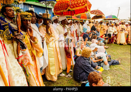 LALIBELA, ÉTHIOPIE - Sep 27, 2011 : le peuple éthiopien non identifiés avec des vêtements et des parasols au cours de la performance festival Meskel en Ehtiopi Banque D'Images