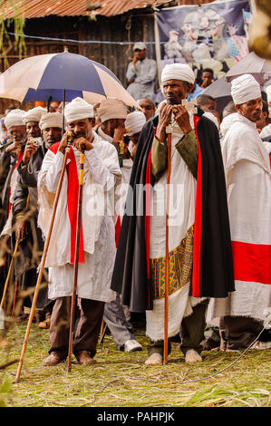 LALIBELA, ÉTHIOPIE - Sep 27, 2011 : le peuple éthiopien non identifiés avec des vêtements et des parasols au cours de la performance festival Meskel en Ehtiopi Banque D'Images