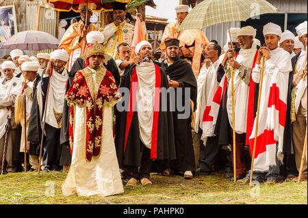 LALIBELA, ÉTHIOPIE - Sep 27, 2011 : le peuple éthiopien non identifiés avec des vêtements et des parasols au cours de la performance festival Meskel en Ehtiopi Banque D'Images