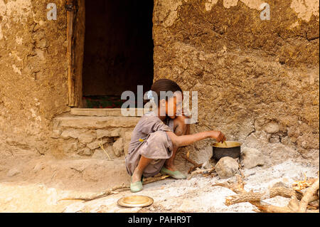 OMO, ETHIOPIE - le 21 septembre 2011 : cuisiniers éthiopienne non identifié près d'une maison. La population en Éthiopie souffrent de la pauvreté en raison de la situation instable Banque D'Images