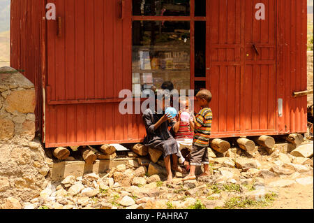 OMO, ETHIOPIE - le 21 septembre 2011 : Des enfants éthiopiens. La population en Éthiopie souffrent de la pauvreté en raison de la situation instable Banque D'Images