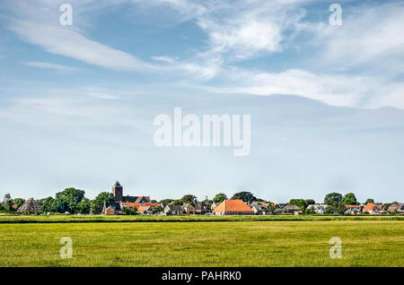 Île de Texel, aux Pays-Bas, le 21 juillet 2018 : Le village de Oosterend en vert champs sous un ciel d'été bleu Banque D'Images